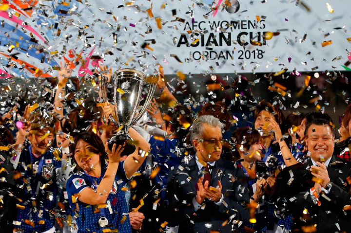 Para pemain timnas putri Jepang melakukan selebrasi sembari menangkat trofi gelar juara Piala Asia di Stadion King Abdullah II, Amman, Jordania, Jumat, 20 April 2018.