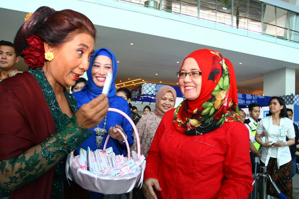 Sementara itu dalam rangka memperingati Hari Kartini, Menteri Kelautan dan Perikanan Susi Pudjiastuti didampingi Direktur Pelayanan & Fasilitas PT Angkasa Pura II (Persero) Ituk Herarindri (tengah) membagikan coklat kepada calon penumpang di Terminal 3 Bandara Soekarno-Hatta, Tangerang, Banten. ANTARA/Muhammad Iqbal