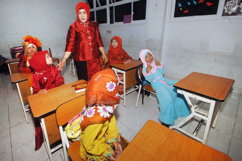 Warga di berbagai daerah di Indonesia juga memperingati Hari Kartini dengan berbagai macam acara. SD Laboratorium Pembangunan UNP, Padang mengajak para siswanya memperingati Hari Kartini dengan datang ke sekolah menggunakan kebaya dan batik. ANTARA/Iggoy el Fitra