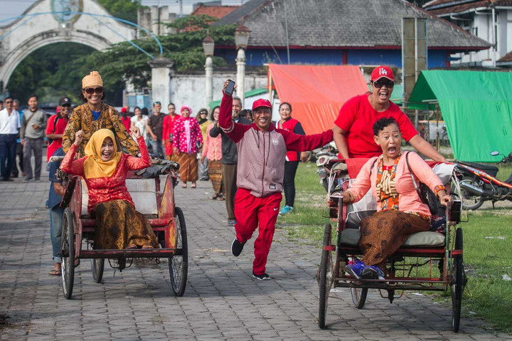 Wanita dari Komunitas Pejalan Kaki (KPK) Solo beradu cepat mengayuh becak pada Lomba Balap Becak Ibu-Ibu di Alun-alun Kidul, Solo, Jawa Tengah. ANTARA/Mohammad Ayudha