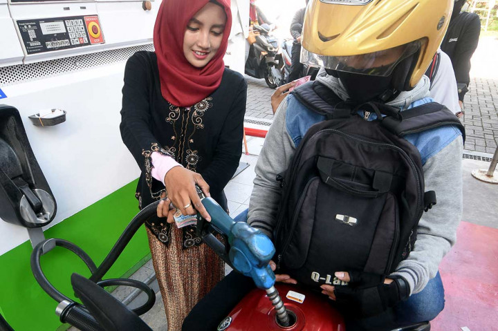 Petugas SPBU berkebaya mengisi bahan bakar minyak (BBM) kepada konsumen di SPBU Jemursari, Surabaya, Jawa Timur. ANTARA/M Risyal Hidayat