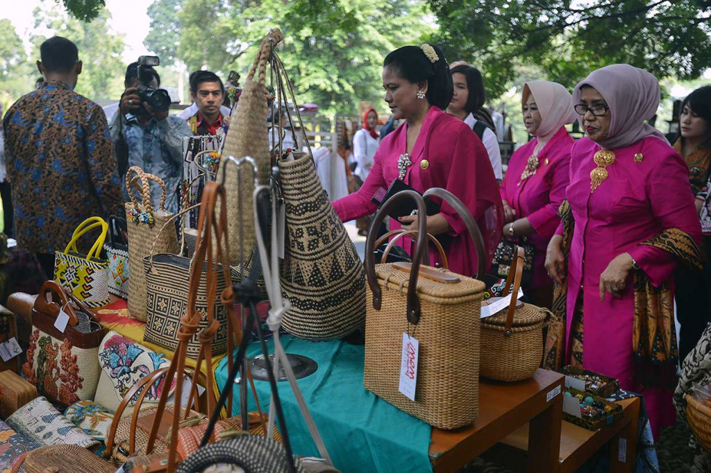 Acara itu diawali dengan menyanyikan Lagu Kebangsaan Indonesia Raya dan Ibu Kita Kartini. Acara dilanjutkan dengan penayangan kegiatan OASE KK, penyerahan penghargaan. Acara juga diisi dengan persembahan seni budaya dan peragaan busana, peninjauan bazar, dan ramah tamah. ANTARA/Wahyu Putro A