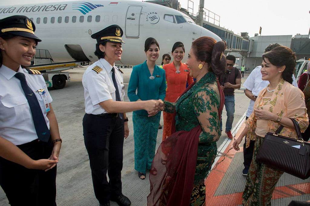 Menteri Kelautan dan Perikanan Susi Pudjiastuti didampingi Direktur Sumber Daya Manusia dan Umum Garuda Indonesia Sari Suharso (kanan) menyalami Captain Pilot Capt. Ida Fiqriah (kedua kiri), First Officer/Co-Pilot Melinda (kiri) dan sejumlah kru sebelum mengikuti penerbangan khusus 'Kartini Flight' GA 204 rute Jakarta - Yogyakarta di Apron Bandara Internasional Soekarno-Hatta di Tangerang, Banten, Sabtu, 21 April 2018.