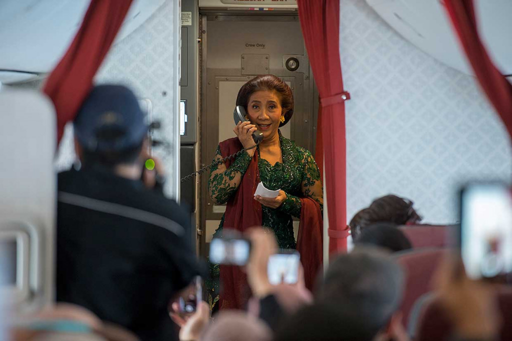 Susi Pudjiastuti menyampaikan salam Selamat Hari Kartini kepada para penumpang penerbangan khusus Kartini Flight GA 204 rute Jakarta - Yogyakarta.
