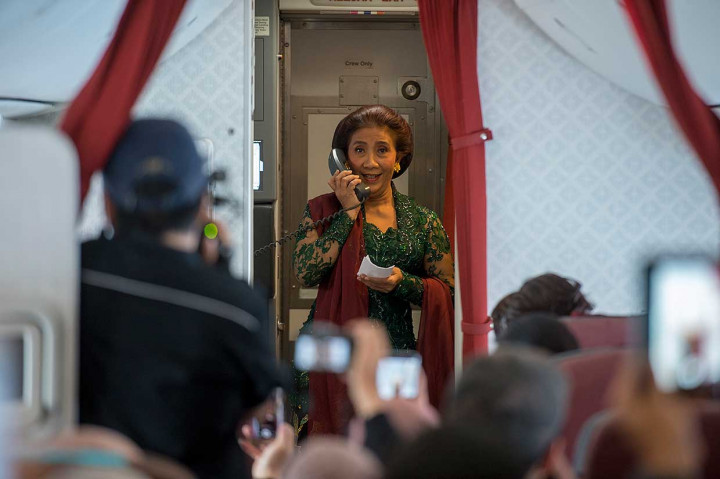 Susi Pudjiastuti menyampaikan salam Selamat Hari Kartini kepada para penumpang penerbangan khusus Kartini Flight GA 204 rute Jakarta - Yogyakarta.
