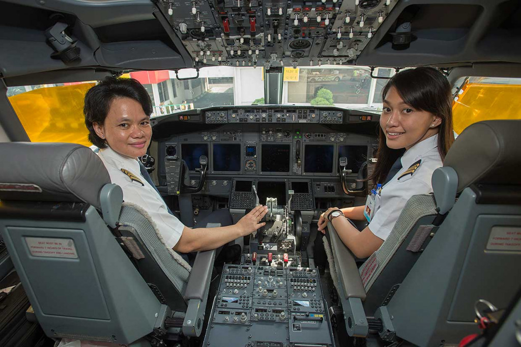 Captain Pilot Capt. Ida Fiqriah (kiri) dan First Officer/Co-Pilot Melinda berpose di dalam ruang kokpit usai penerbangan khusus Kartini Flight GA 204 rute Jakarta - Yogyakarta.