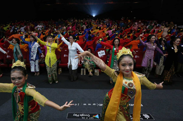 Penampilan flashmob penari dan musik tradisional dalam acara 1.000 Kartini Nusantara di Grand Indonesia, Jakarta, Sabtu, 21 April 2018. 