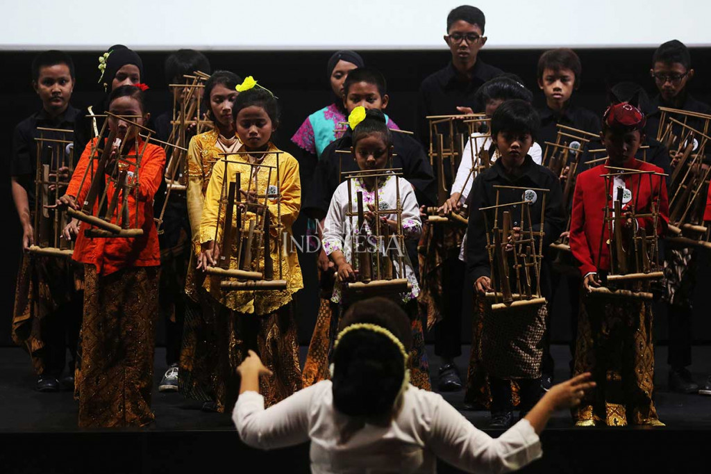 Penampilan musik tradisional angklung dalam acara 1.000 Kartini Nusantara di Grand Indonesia.