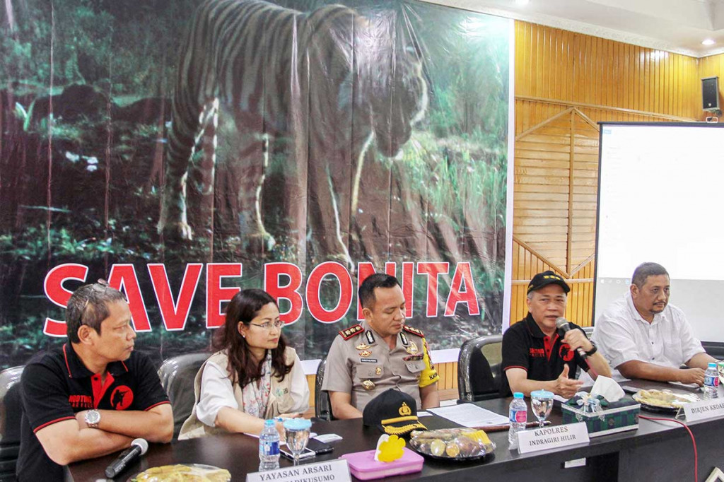 Dirjen Konservasi Sumber Daya Alam dan Ekosistem Wiratno (kedua kanan) menjelaskan kronologis pencarian hingga proses evakuasi harimau Bonita di Kantor Balai Konservasi Sumber Daya Alam (BKSDA) Riau, di Pekanbaru, Riau, Sabtu, 21 April 2018. ANTARA/Rony Muharman