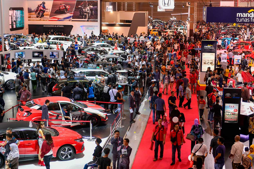 Pengunjung melihat mobil yang dipamerkan pada Indonesia International Motor Show (IIMS) 2017 di JIExpo Kemayoran, Jakarta, Sabtu, 21 April 2018.