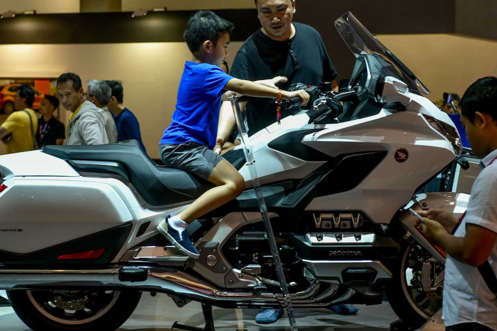 Seorang anak menaiki sepeda motor premium Honda Gold Wing yang dipamerkan di IIMS. Motor dengan mesin 1800 cc tersebut dibanderol dengan harga sekitar Rp1,01 miliar.