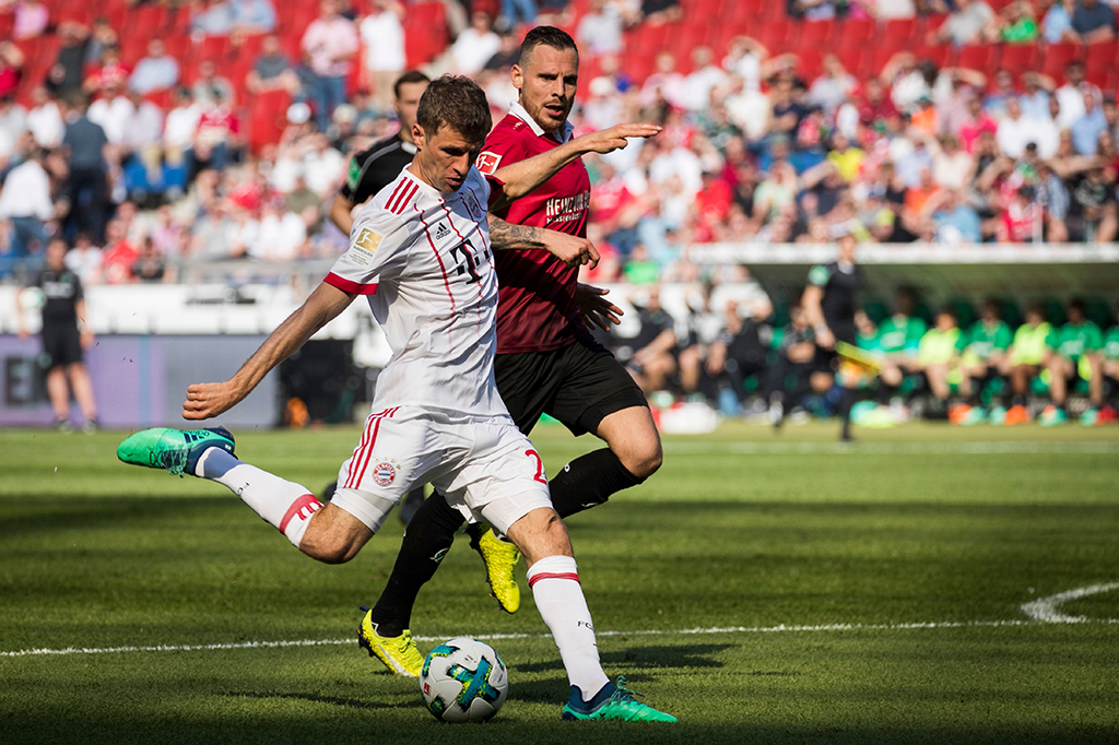 Tanpa gol di babak pertama, Bayern memasukan Thomas Muller dan Robert Lewandowski di babak kedua dan keduanya langsung mencetak gol beberapa saat setelah masuk lapangan.