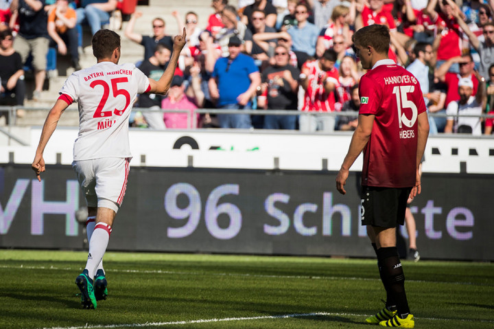 Bayern duduk di peringkat teratas dengan poin 75, unggul 20 angka dari Schalke yang menduduki peringkat kedua. Adapun Hannover terpuruk di peringkat ke-13 klasemen sementara dengan 36 poin.