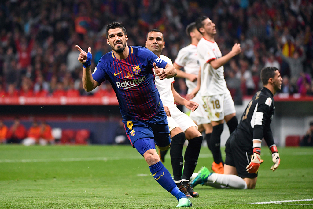 Gol pertama Barcelona tercipta pada menit ke-14. Menerima umpan Philippe Coutinho, Luis Suarez menjebol gawang Sevilla lewat sepakan kaki kanannya. AFP/ PIERRE-PHILIPPE MARCOU