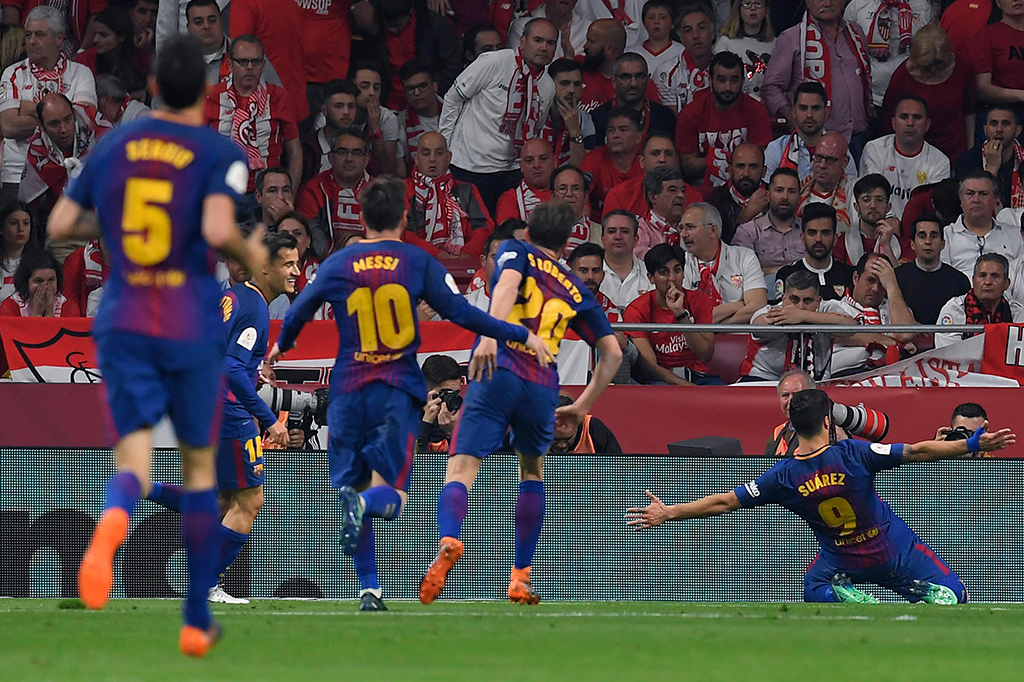 Lima menit sebelum waktu normal babak pertama berakhir, Barcelona kembali mencetak gol. Suarez mencatatkan namanya lagi di papan skor setelah menyelesaikan umpan dari Messi. AFP/ CRISTINA QUICLER