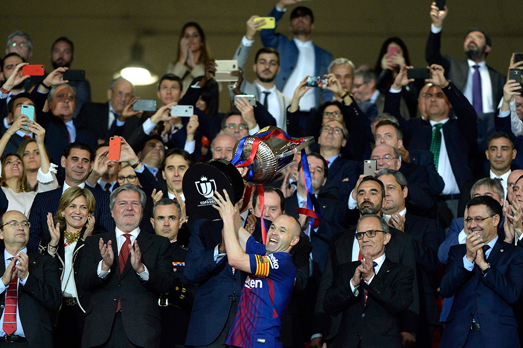 Tak ada gol tambahan yang tercipta hingga akhir pertandingan. Barcelona pun merengkuh trofi Copa del Rey yang ke-30 sepanjang sejarah klub. AFP/ CRISTINA QUICLER