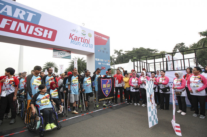 Ibu Negara Iriana Joko Widodo didampingi Ibu Wakil Presiden Mufidah Jusuf Kalla dan Menteri Pemberdayaan Perempuan dan Perlindungan Anak (PPPA) Yohana Yembise melepas peserta lomba lari Kartini Run 2018 di kawasan silang Monas, Jakarta.
