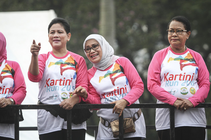 Dalam acara itu, Iriana dan Mufidah didampingi oleh Menteri Pemberdayaan Perempuan dan Perlindungan Anak (PPPA) Yohana Yembise dan juga ibu-ibu dari kelompok Organisasi Aksi Solidaritas Era (OASE) Kabinet Kerja.
