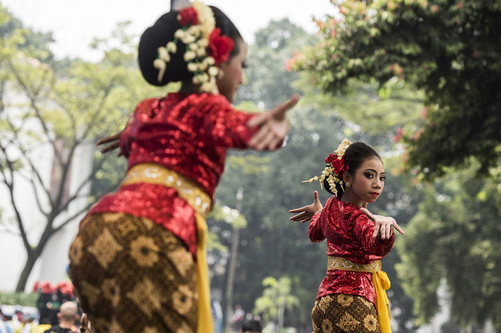Peserta memainkan tarian rampak Jaipong saat Liga Seni Budaya Bandung di kota Bandung, Jawa Barat.
