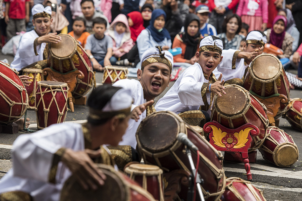 Peserta memainkan rampak kendang penca saat Liga Seni Budaya Bandung di kota Bandung, Jawa Barat.
