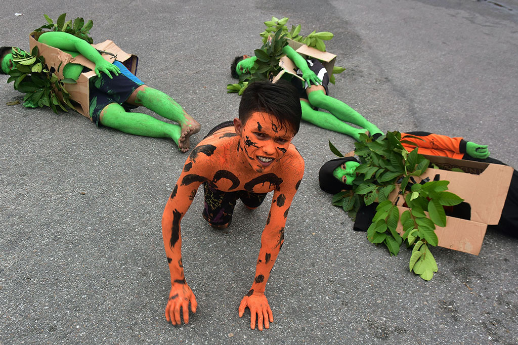 Peringatan Hari Bumi di Pekanbaru menyoroti deforestasi yang massif di Riau sehingga mengakibatkan makin sering terjadi konflik manusia dengan satwa dilindungi seperti gajah dan harimau Sumatera. ANTARA/FB Anggoro
