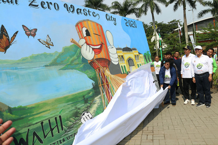 Menteri Lingkungan Hidup dan Kehutanan Siti Nurbaya Bakar (ketiga kanan) membuka kain penutup mural disaksikan Gubernur Sumut T Erry Nuradi (kedua kanan) dan Walikota Medan Dzulmi Eldin (kanan) saat memperingati Hari Bumi, di Medan, Sumatera Utara, Minggu. ANTARA/Irsan Mulyadi
