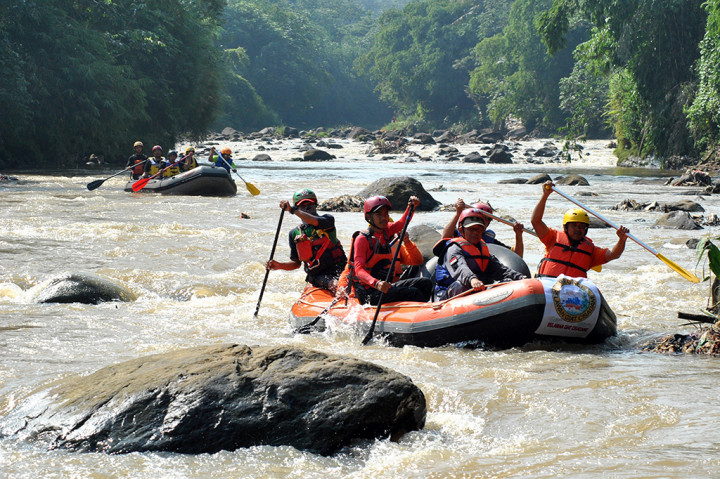 Sejumlah relawan giat Cisadane (Regaci) menggunakan perahu karet untuk membersihkan sampah di bantaran sungai Cisadane, Kelurahan Gunung Batu, Kota Bogor, Jawa Barat. ANTARA/Arif Firmansyah
