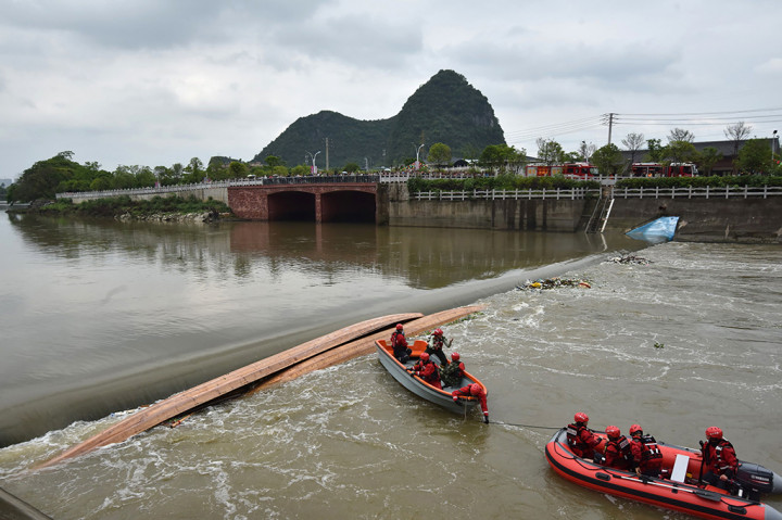 Kedua perahu naga sepanjang 18 meter, yang masing-masing mengangkut 30 orang tersebut tengah menjalani latihan sebagai persiapan menghadapi lomba kala insiden itu terjadi. 
