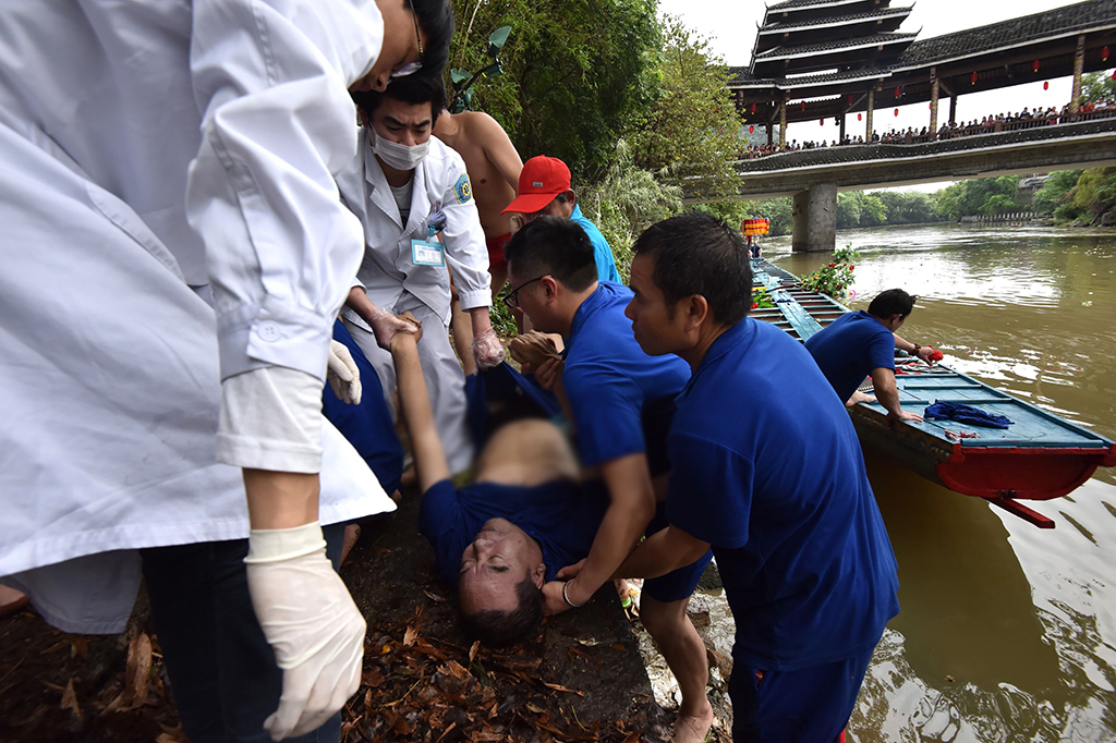 Belum semua jenazah berhasil ditemukan oleh otoritas. Pencarian jasad korban pun masih terus berlanjut pada Minggu pagi waktu setempat, kata media pemerintah China Xinhua.
