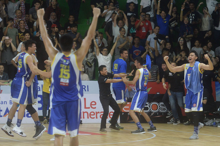 Sejumlah pebasket dan ofisial tim Satria Muda meluapkan kegembiraan setelah mengalahkan Pelita Jaya dalam gim ketiga final IBL 2018 di Jakarta. 