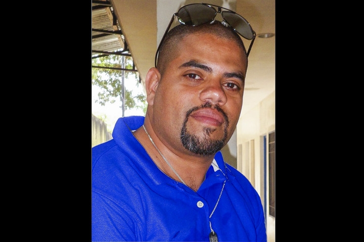 Kejadian itu terekam ketika dia sedang melakukan siaran langsung melalui jejaring sosial Facebook.