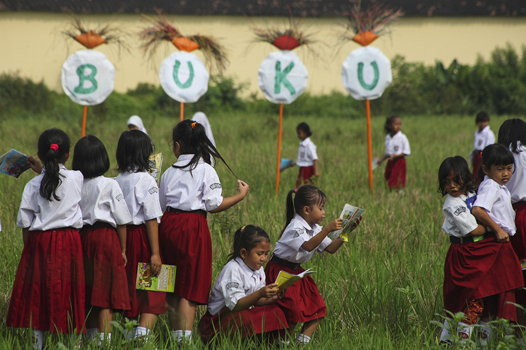 Kegiatan yang digelar untuk memperingati Hari Buku Sedunia tersebut bertujuan untuk mendekatkan siswa dengan alam. ANTARA/Maulana Surya

