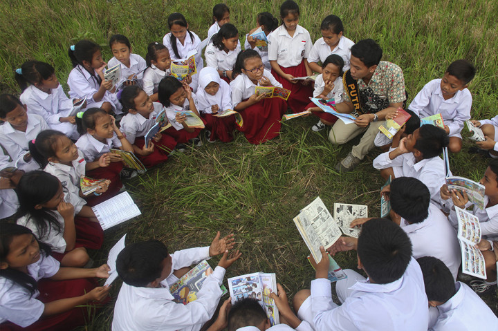 Sejumlah siswa SD membaca buku bersama di pematang sawah di kawasan Kadipiro, Solo, Jawa Tengah. ANTARA/Maulana Surya