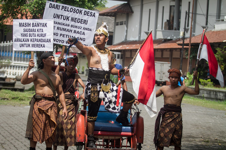 Aksi unik juga dilakukan pensiunan anggota Detasemen Polisi Militer (Denpom) IV/Surakarta, Kopral Kepala Cpm (Purn) Partika Subagyo Lelono. Dalam memperingati Hari Buku Sedunia, Kopral Bagyo bersama pegiatan buku membagikan buku bacaan dan nasi bungkus kepada warga dan para pengayuh becak. ANTARA/Mohammad Ayudha