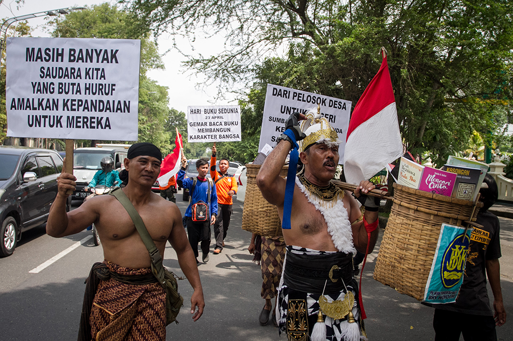 Kopral Bagyo memakai kostum tokoh pewayangan Hanoman. Dia berjalan menuju Bundaran Gladak sejauh 1 kilometer. ANTARA/Mohammad Ayudha