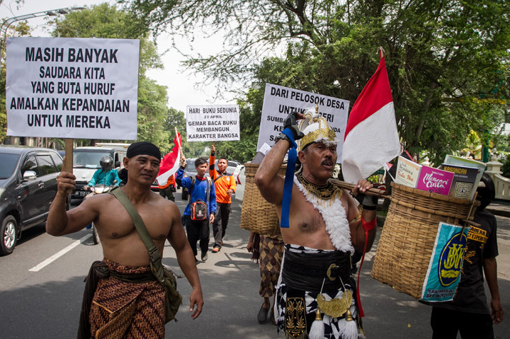 Kopral Bagyo memakai kostum tokoh pewayangan Hanoman. Dia berjalan menuju Bundaran Gladak sejauh 1 kilometer. ANTARA/Mohammad Ayudha