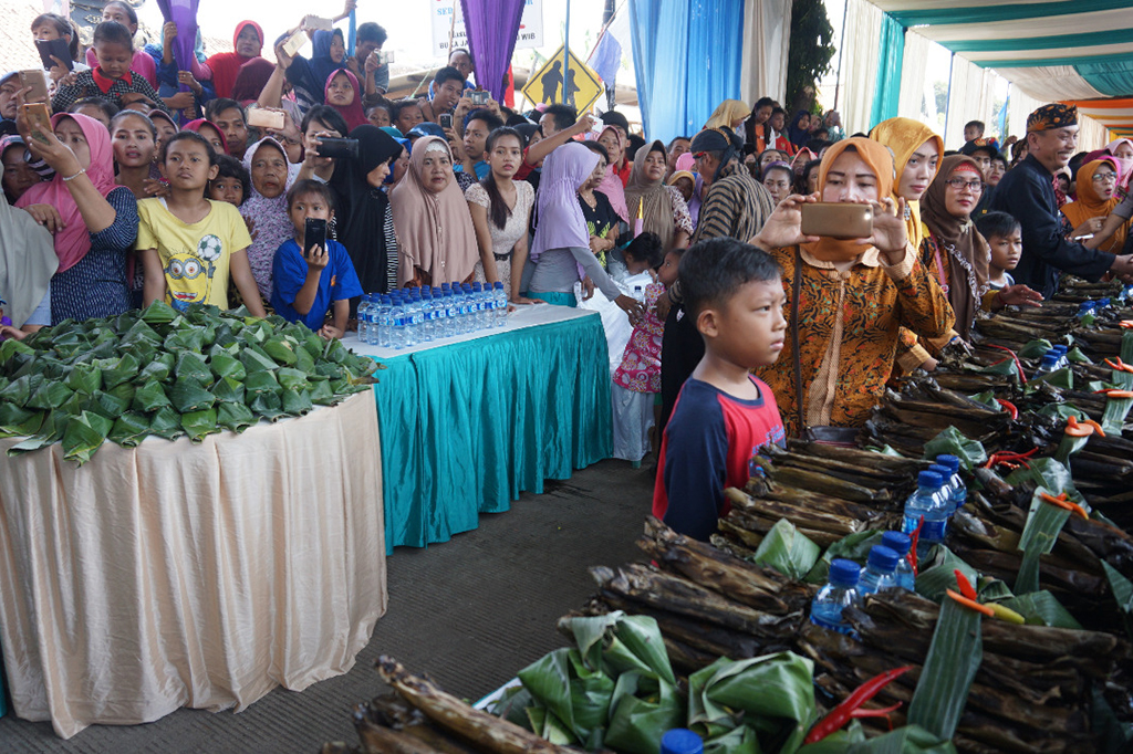 Suasana pemecahan rekor MURI pepes ikan pindang terbanyak di Batang, Jawa Tengah.
