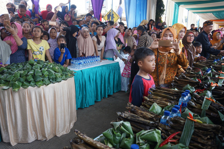 Suasana pemecahan rekor MURI pepes ikan pindang terbanyak di Batang, Jawa Tengah.

