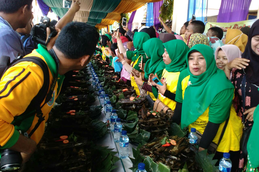 Ketua panitia yang sekaligus ketua HNSI Kabupaten Batang, Teguh Tarmujo mengaku menghabiskan ikan sebanyak 1,1 ton untuk membuat 17 ribuan pepes ikan, bahan dasarnya adalah ikan layang. Dalam pembuatan pepes ikan ini dikerjakan oleh 100 orang ibu-ibu.

