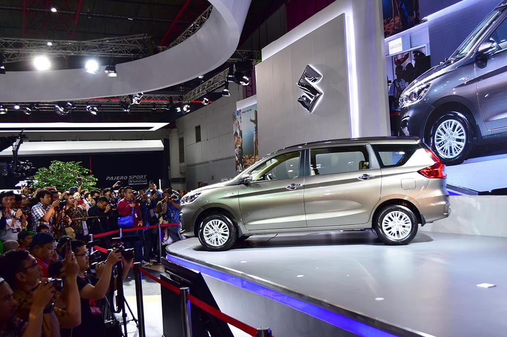 Awak media mengambil dokumentasi All New Ertiga sesaat setelah dikenalkan.