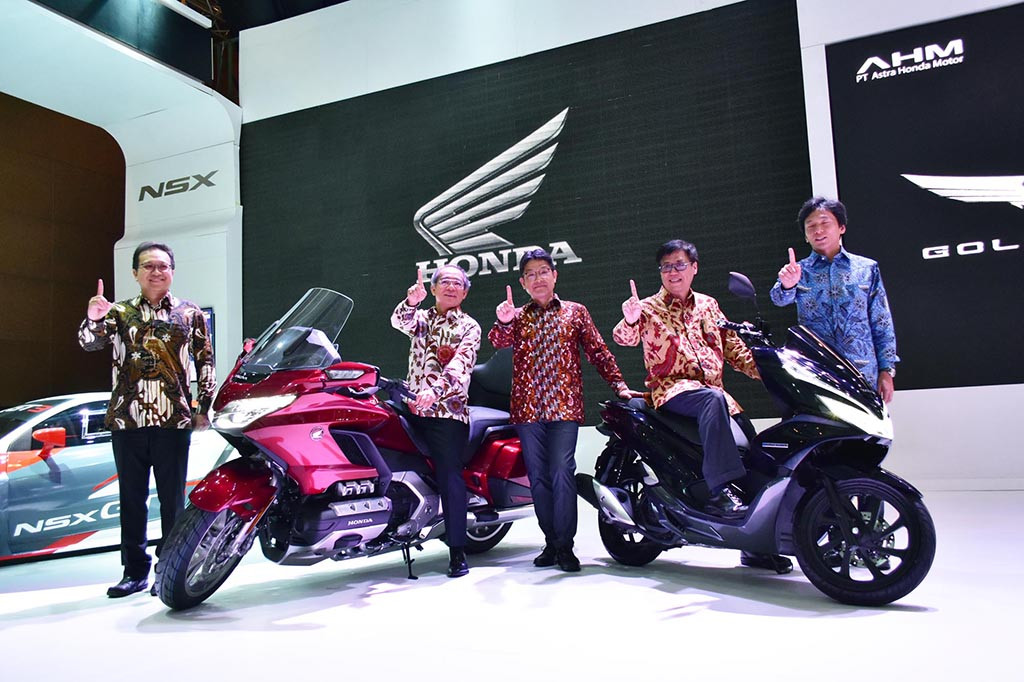 Petinggi Astra Honda Motor berpose dengan dua produk barunya.