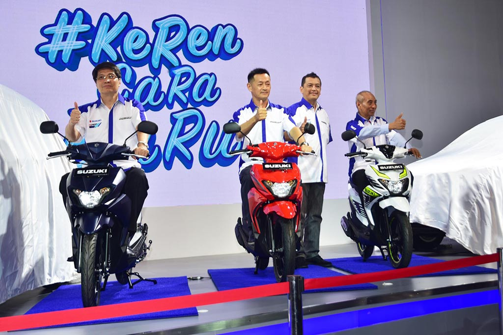 Petinggi Suzuki berpose dengan Nex II.