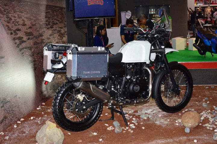 Motor ini dilengkapi ruang penyimpanan dan tangki bahan bakar besar.