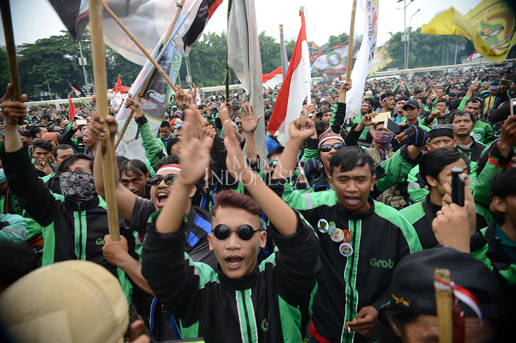 Ribuan pengemudi ojek online (ojol) berunjuk rasa di depan Gedung DPR/MPR, Senayan, Jakarta. 