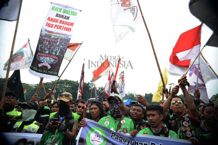 Mereka menuntut perhatian dari pemerintah dan wakil rakyat di parlemen, terkait murahnya tarif ojek online yang diterapkan sehingga berdampak pada minimnya pendapatan, ditambah lagi jumlah ojek online kini membeludak.