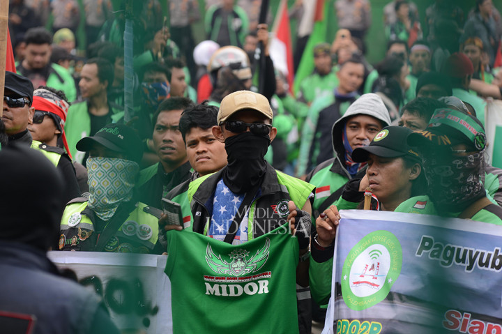 Para pengemudi ojek online tersebut menuntut ditetapkannya tarif Rp 3.000-Rp 4.000 dengan sistem subsidi dari perusahaan penyedia jasa transportasi online dan dibuatkannya payung hukum bagi ojek online.