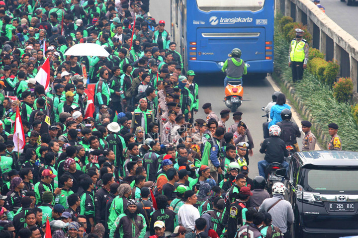 Akibat adanya demo tersebut, Direktorat Lalu Lintas Polda Metro Jaya menyiapkan pengalihan arus lalu lintas.
