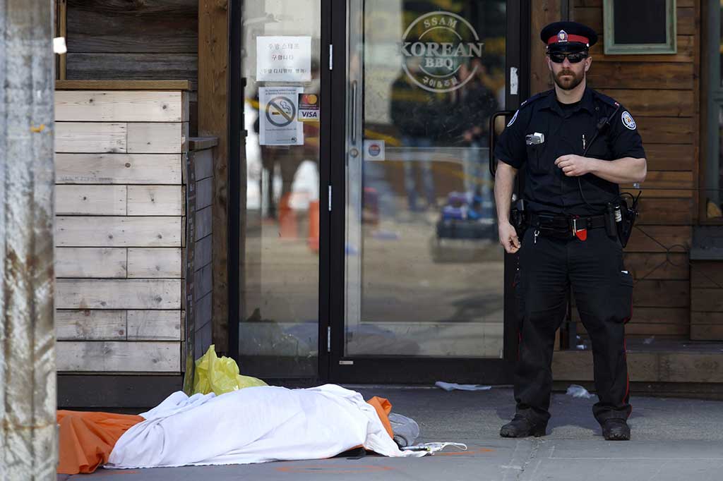Polisi berhasil melumpuhkan dan menangkap pengemudinya. Dan kini masih dimintai keterangan tentang motif kecelakaan tersebut. Polisi juga menahan mobil boks warna putih yang dipakai pelaku.