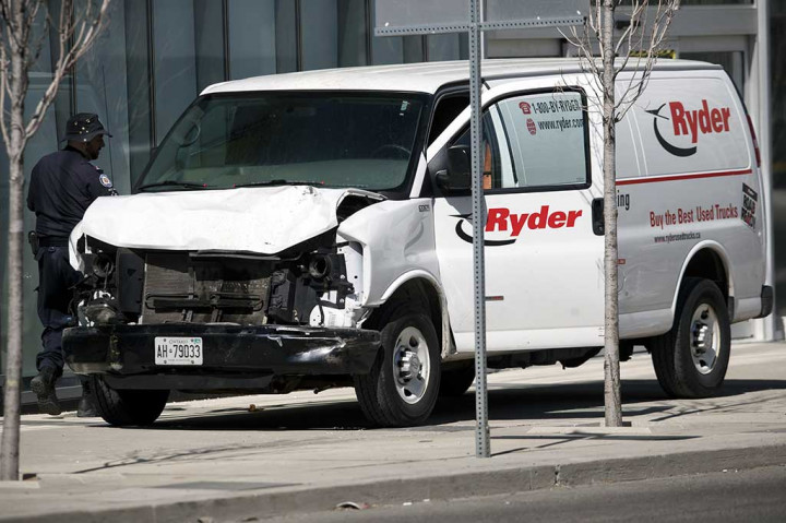 Van yang dipakai pelaku mengalami kerusakan di bagian depan.