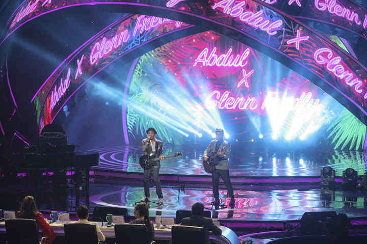 Begitu juga saat Abdul berduet dengan penyanyi Glenn Fredly membawakan lagu Kasih Putih dan Hikayat Cinta. Abdul dinilai dapat menyeimbangkan penampilan Glenn Fredly.